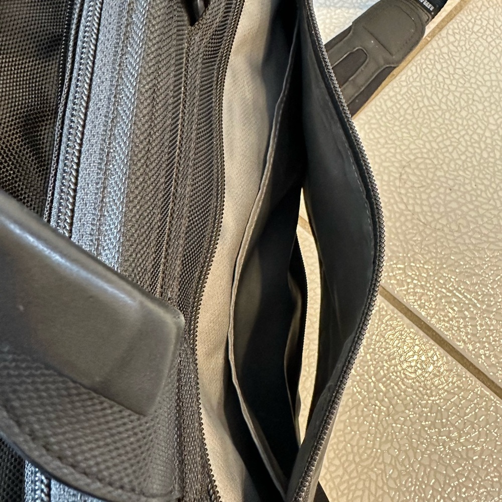 Tumi expandable black organizer laptop briefcase for men or women - Picture 3 of 10
